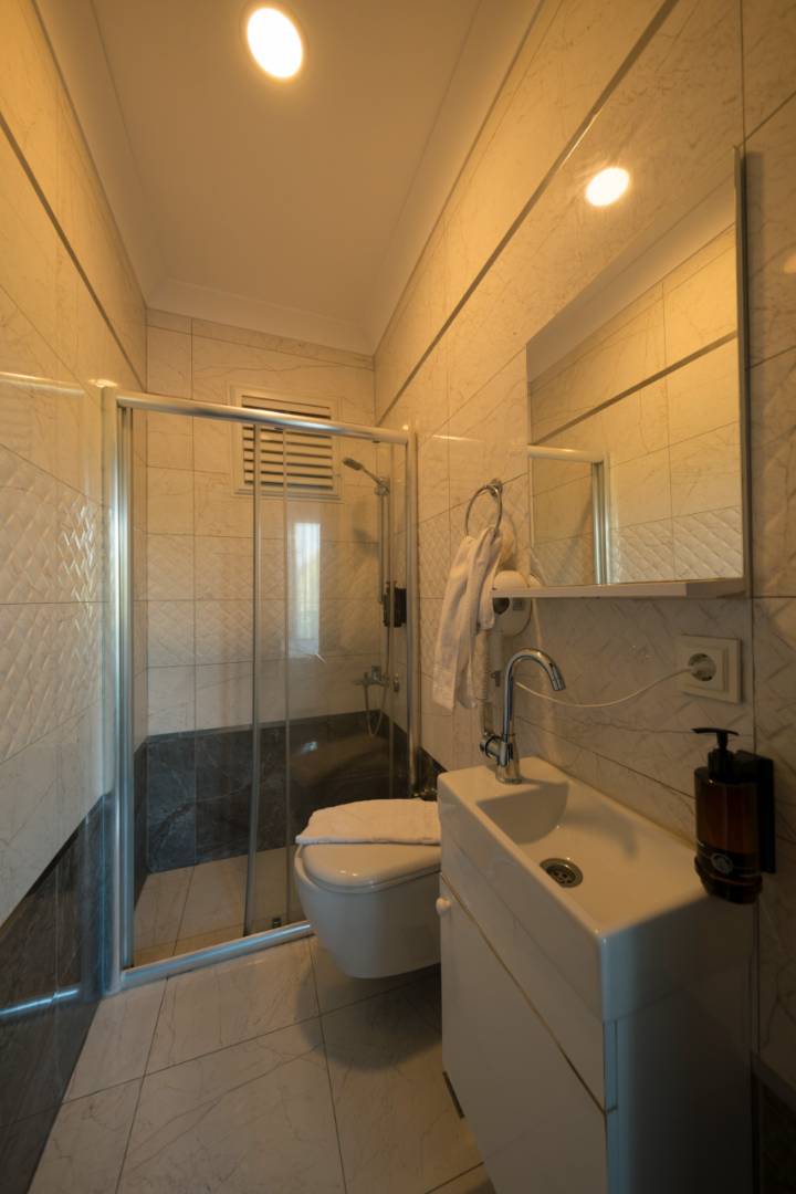 Sapanca'da Geniş Ailelere Uygun, Isıtmalı Havuzlu, Merkezi Villa