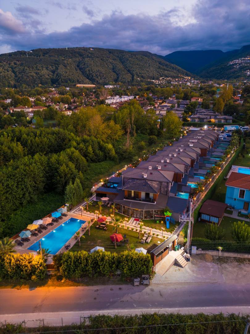 Sapanca'da Geniş Ailelere Uygun, Isıtmalı Havuzlu, Merkezi Villa