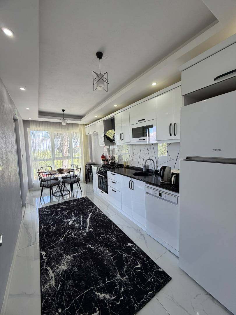 Sapanca'da Geniş Bahçeli, Isıtmalı Havuzlu, Kiralık Müstakil Villa