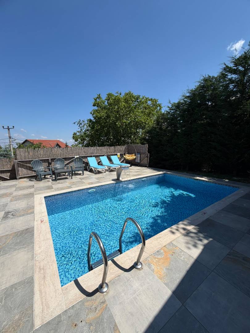 Sapanca'da Geniş Bahçeli, Isıtmalı Havuzlu, Kiralık Müstakil Villa