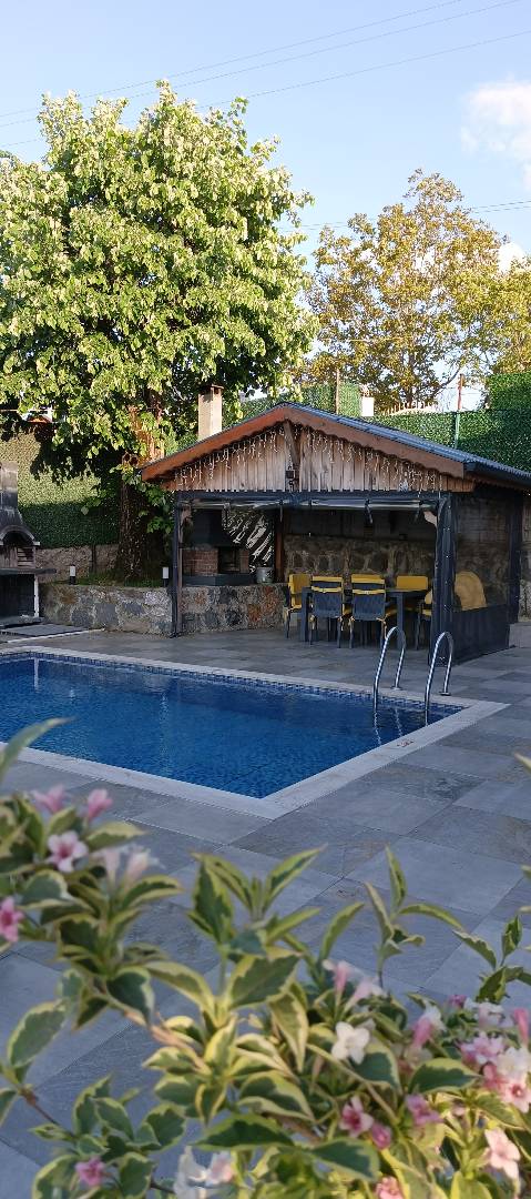 Sapanca'da Geniş Bahçeli, Isıtmalı Havuzlu, Kiralık Müstakil Villa