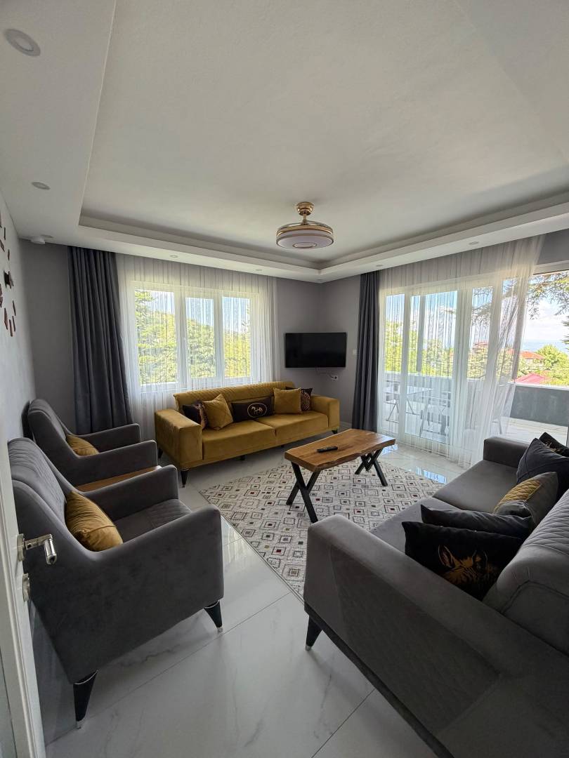 Sapanca'da Geniş Bahçeli, Isıtmalı Havuzlu, Kiralık Müstakil Villa