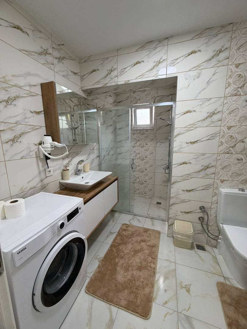Sapanca'da Geniş Bahçeli, Isıtmalı Havuzlu, Kiralık Müstakil Villa