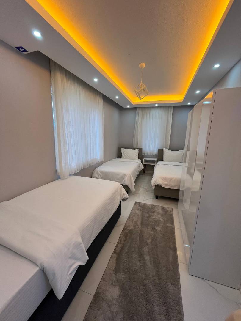Sapanca'da Geniş Bahçeli, Isıtmalı Havuzlu, Kiralık Müstakil Villa