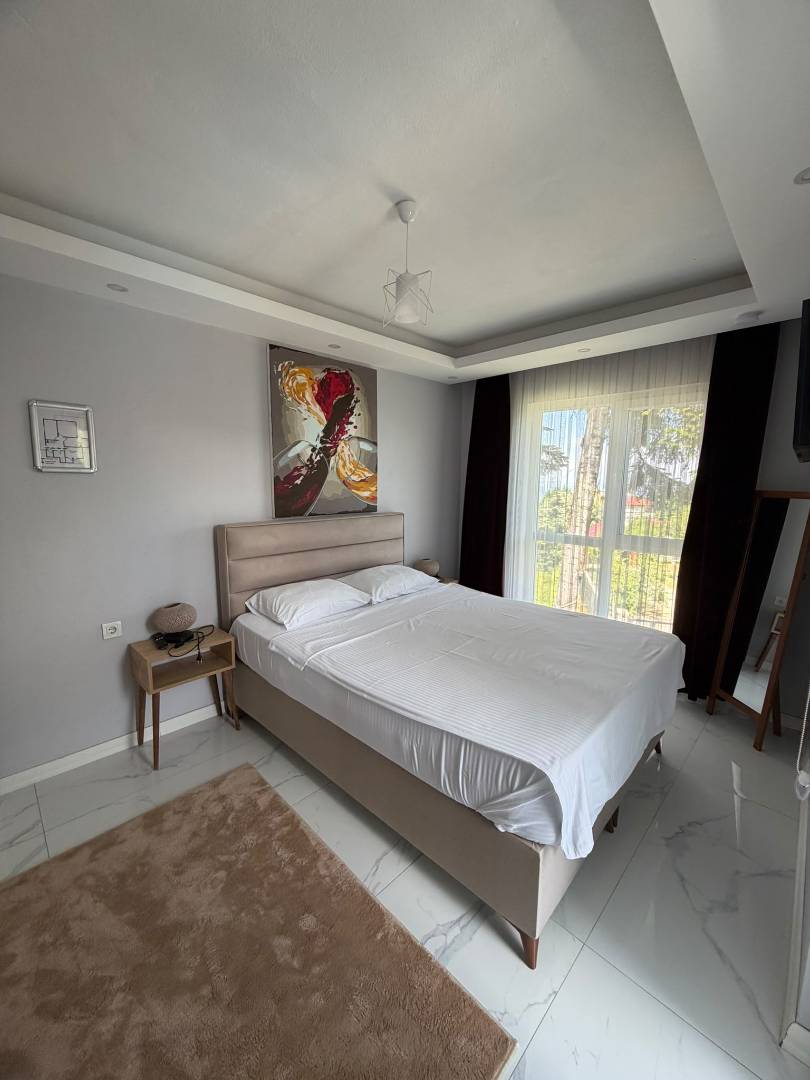 Sapanca'da Geniş Bahçeli, Isıtmalı Havuzlu, Kiralık Müstakil Villa