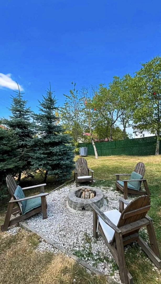 Sapanca'da Geniş Bahçeli, Isıtmalı Havuzlu, Kiralık Müstakil Villa