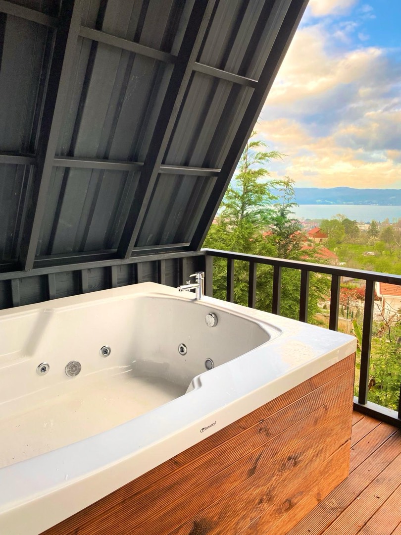 Sapanca Kuruçeşme'de Göl Manzaralı, Özel Havuzlu, Ferah Bungalov