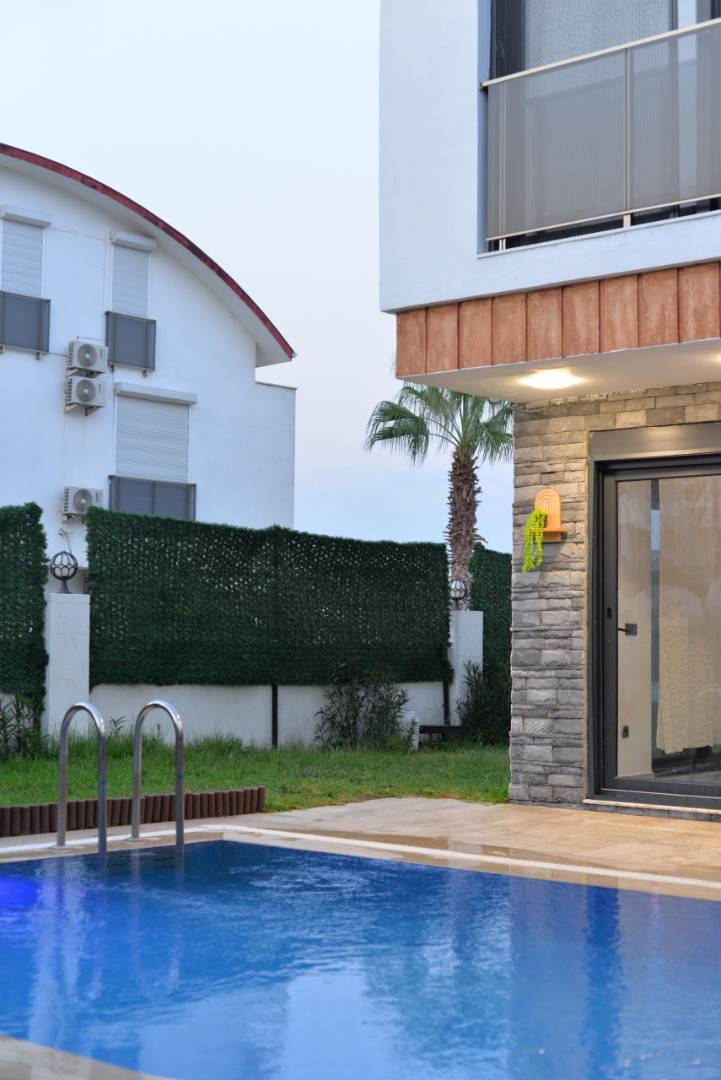 Serik Belek'te Geniş Alanlara Sahip, Özel Havuzlu, 4+1 Villa