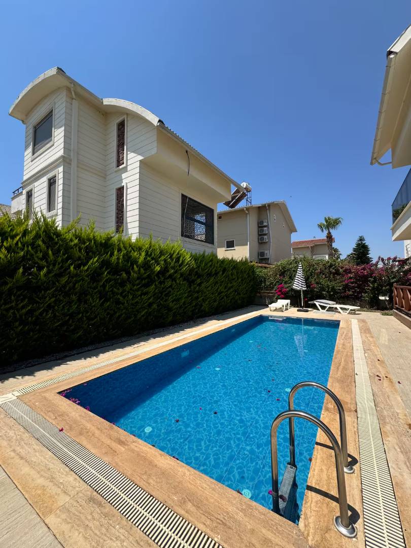 Serik Kadriye'de Geniş Ailelere Uygun, Özel Havuzlu, 4+1 Villa