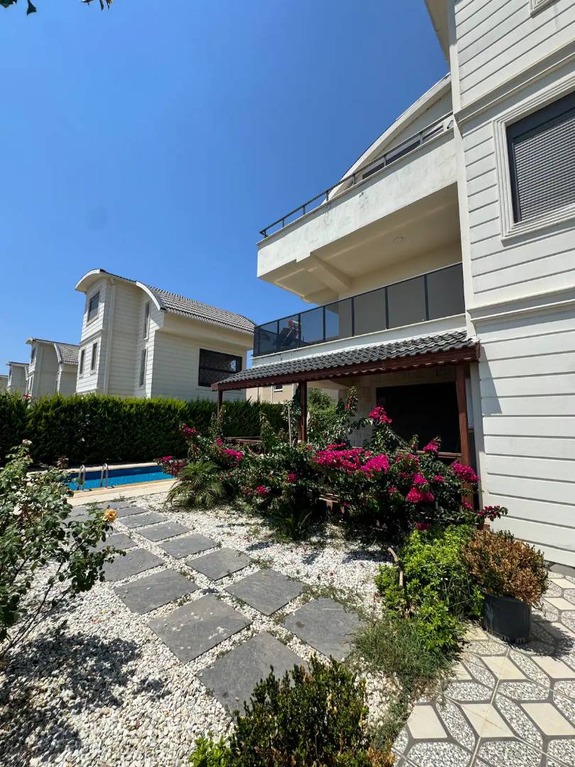 Serik Kadriye'de Merkezi Konumda, Özel Havuzlu, Kiralık Villa