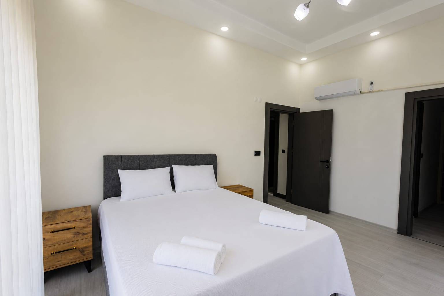 Serik Kadriye'de Sakin Konumda, Özel Havuzlu, Modern Villa
