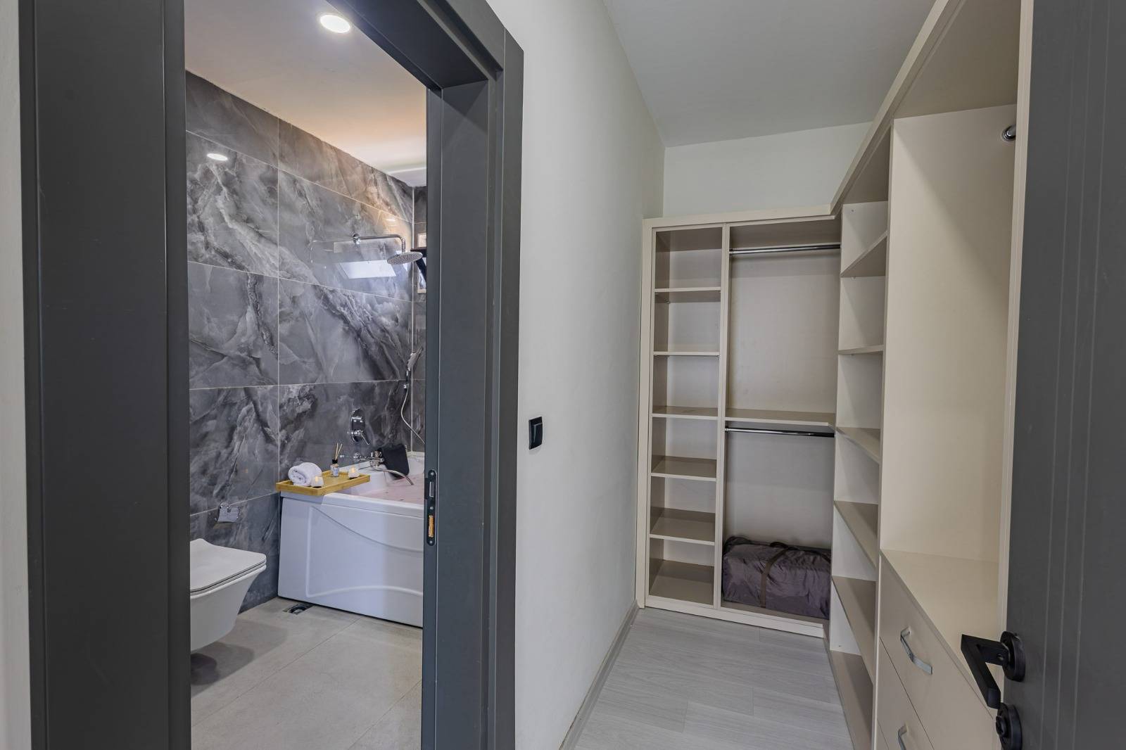 Serik Kadriye'de Sakin Konumda, Özel Havuzlu, Modern Villa