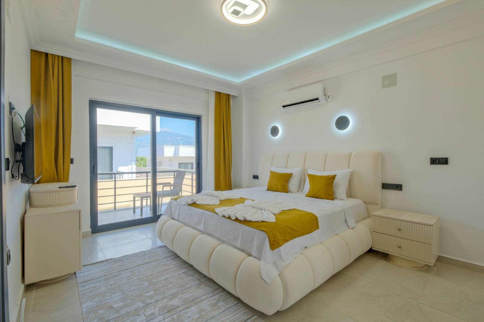 Seydikemer Çaltıözü'nde Doğa İle İç İçe, Özel Havuzlu, Lüks Villa