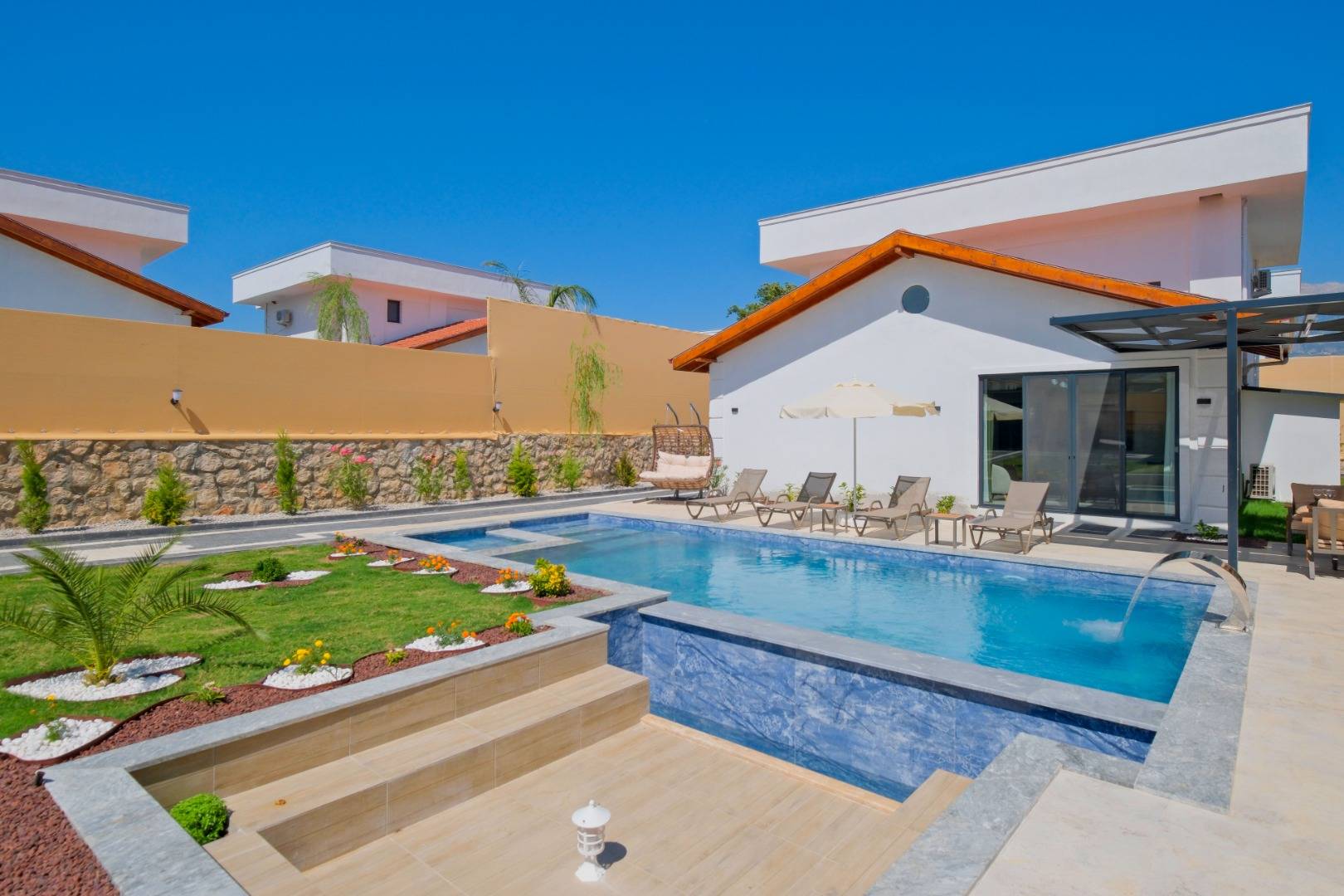 Seydikemer Çaltıözü'nde Geniş Alanlara Sahip, Özel Havuzlu, 4+1 Kiralık Villa 45858 — 4