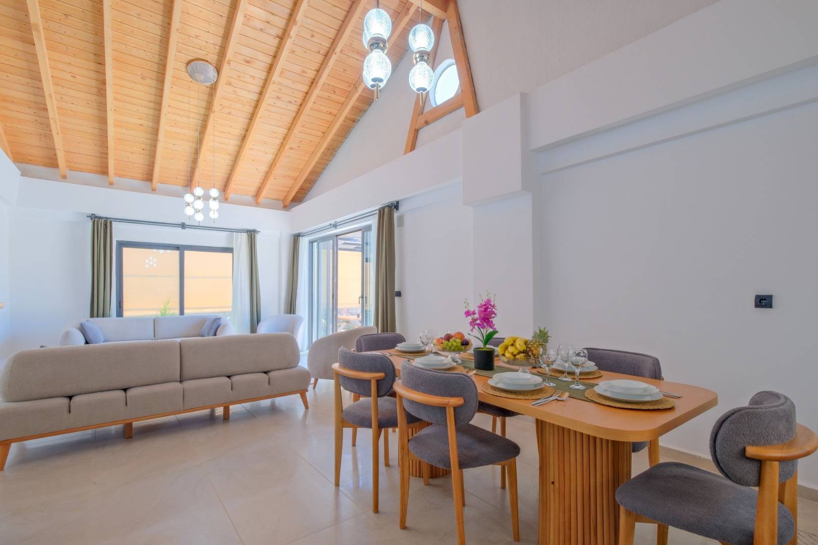 Seydikemer Çaltıözü'nde Geniş Alanlara Sahip, Özel Havuzlu, 4+1 Kiralık Villa