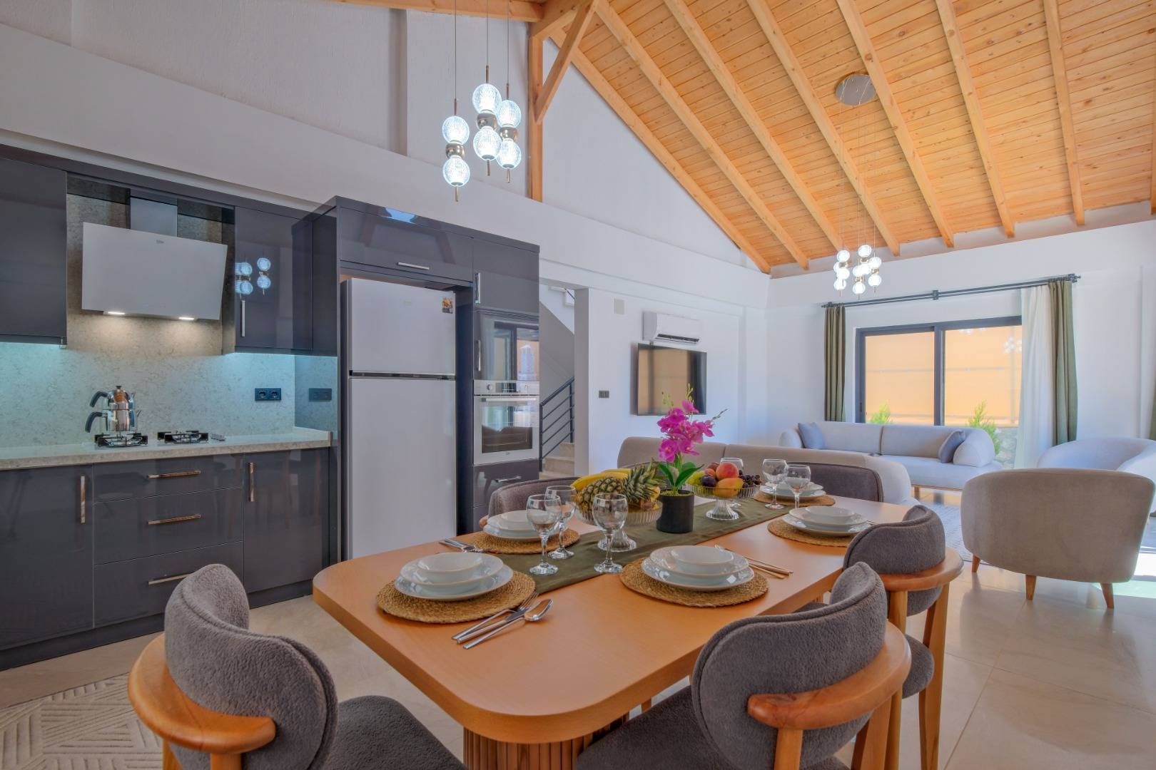 Seydikemer Çaltıözü'nde Geniş Alanlara Sahip, Özel Havuzlu, 4+1 Kiralık Villa