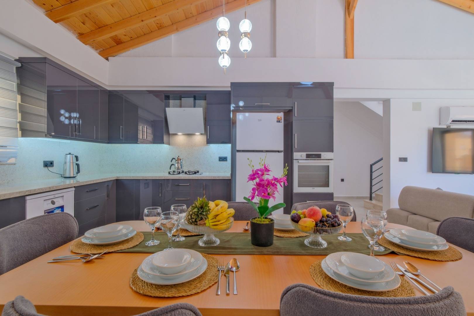 Seydikemer Çaltıözü'nde Geniş Alanlara Sahip, Özel Havuzlu, 4+1 Kiralık Villa