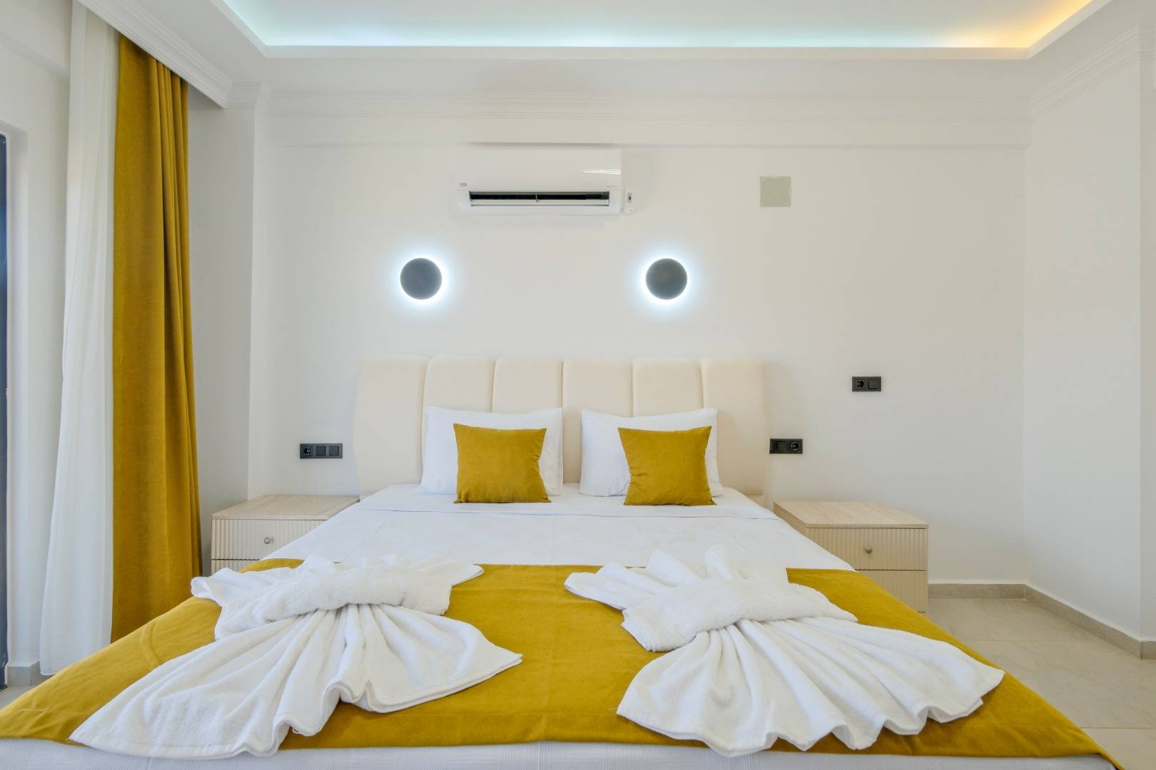 Seydikemer Çaltıözü'nde Geniş Alanlara Sahip, Özel Havuzlu, 4+1 Kiralık Villa