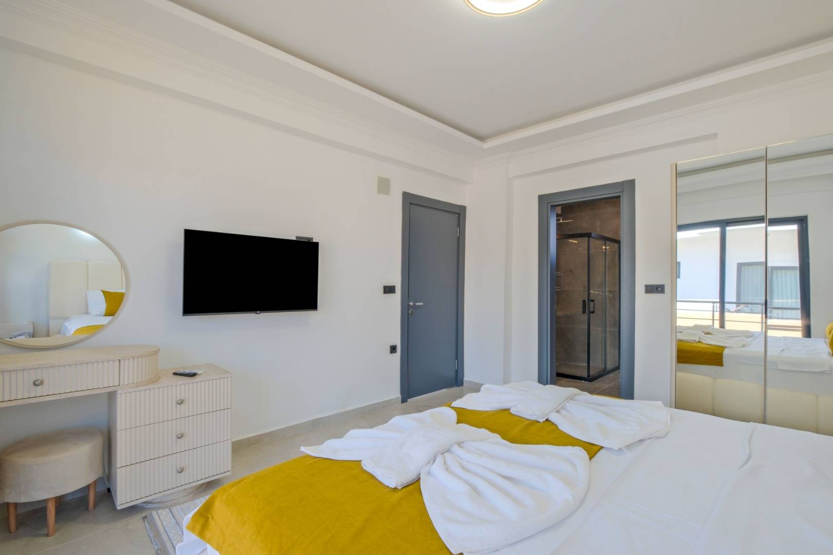 Seydikemer Çaltıözü'nde Geniş Alanlara Sahip, Özel Havuzlu, 4+1 Kiralık Villa