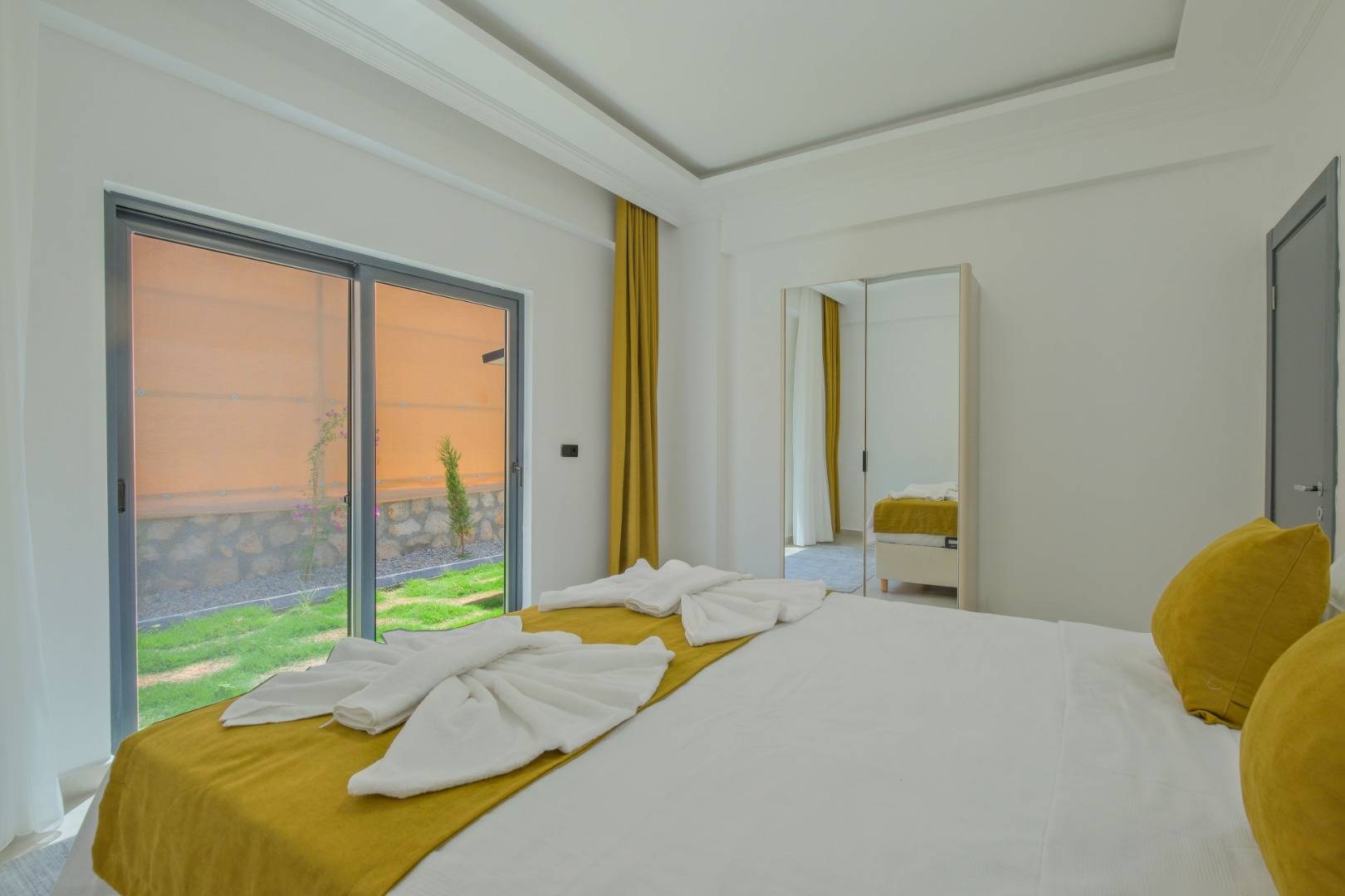 Seydikemer Çaltıözü'nde Geniş Alanlara Sahip, Özel Havuzlu, 4+1 Kiralık Villa
