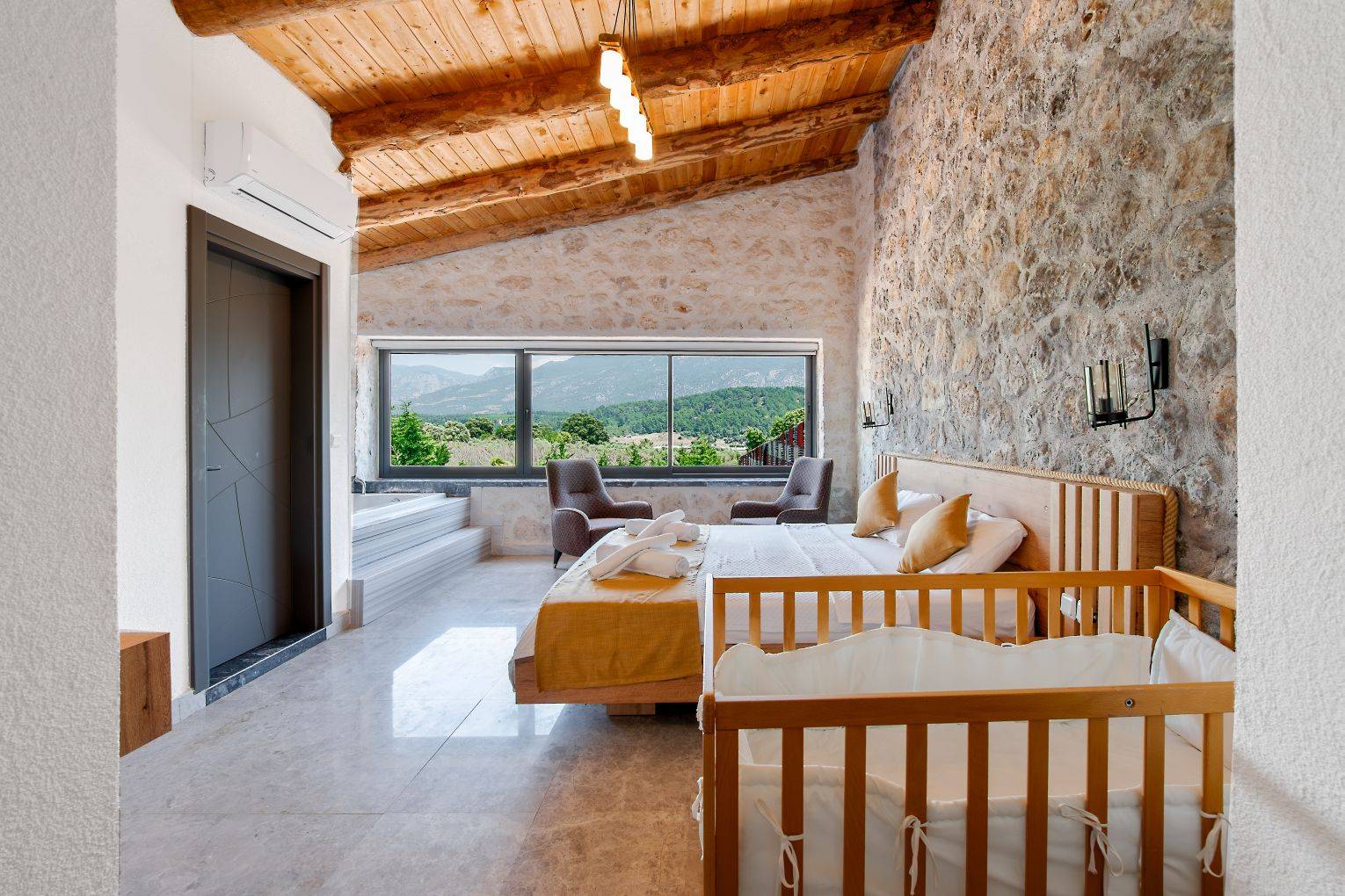 Seydikemer Demirler'de Otantik Tasarımlı, Özel Havuzlu, Bahçeli Villa