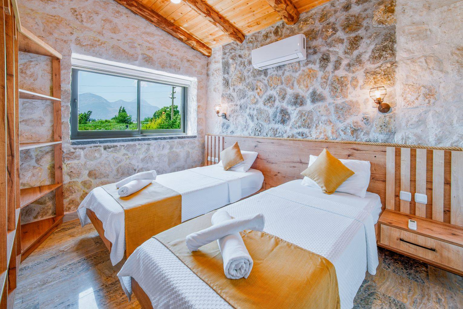 Seydikemer Demirler'de Otantik Tasarımlı, Özel Havuzlu, Bahçeli Villa