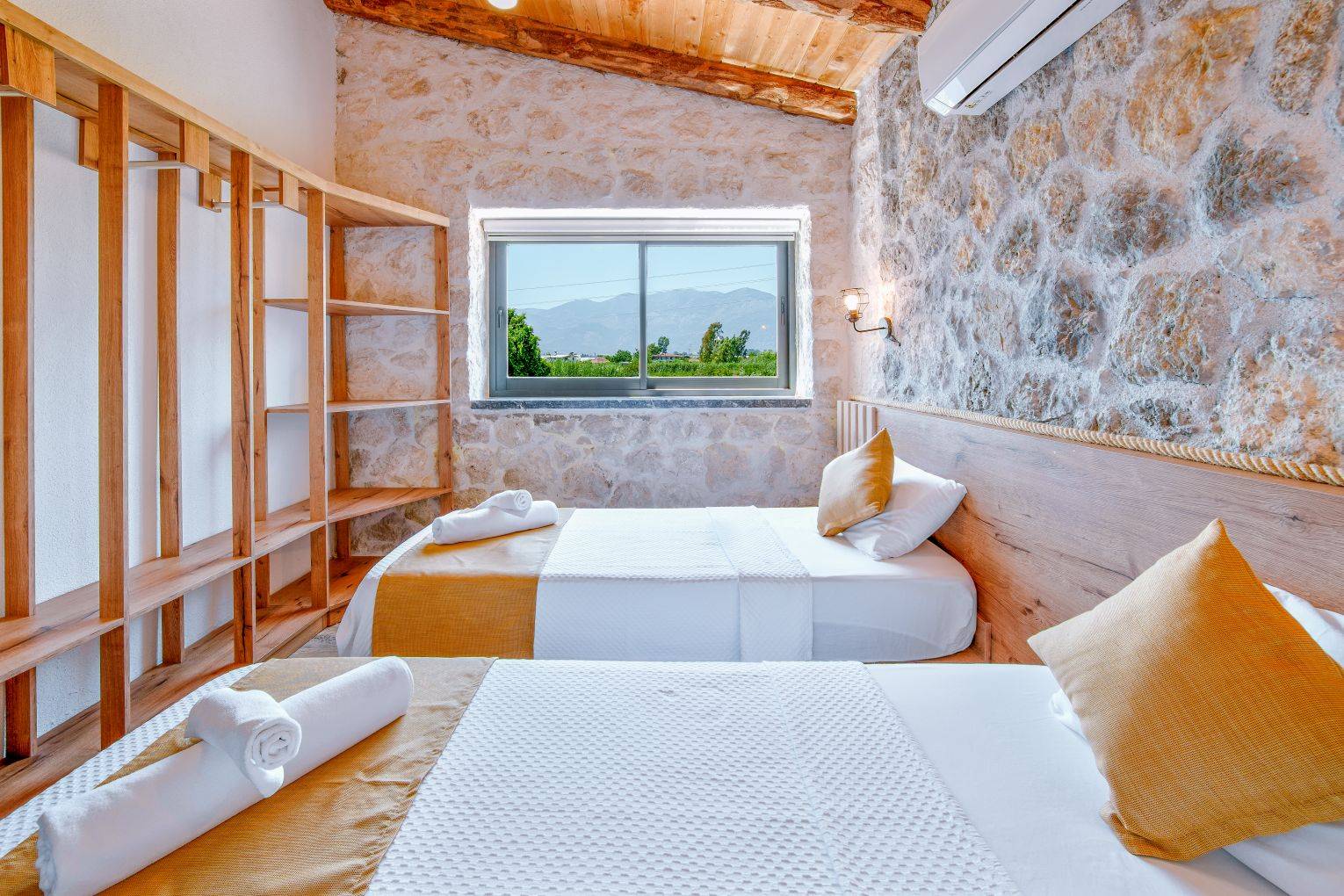 Seydikemer Demirler'de Otantik Tasarımlı, Özel Havuzlu, Bahçeli Villa