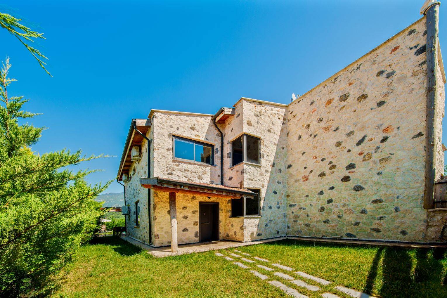 Seydikemer Demirler'de Otantik Tasarımlı, Özel Havuzlu, Bahçeli Villa