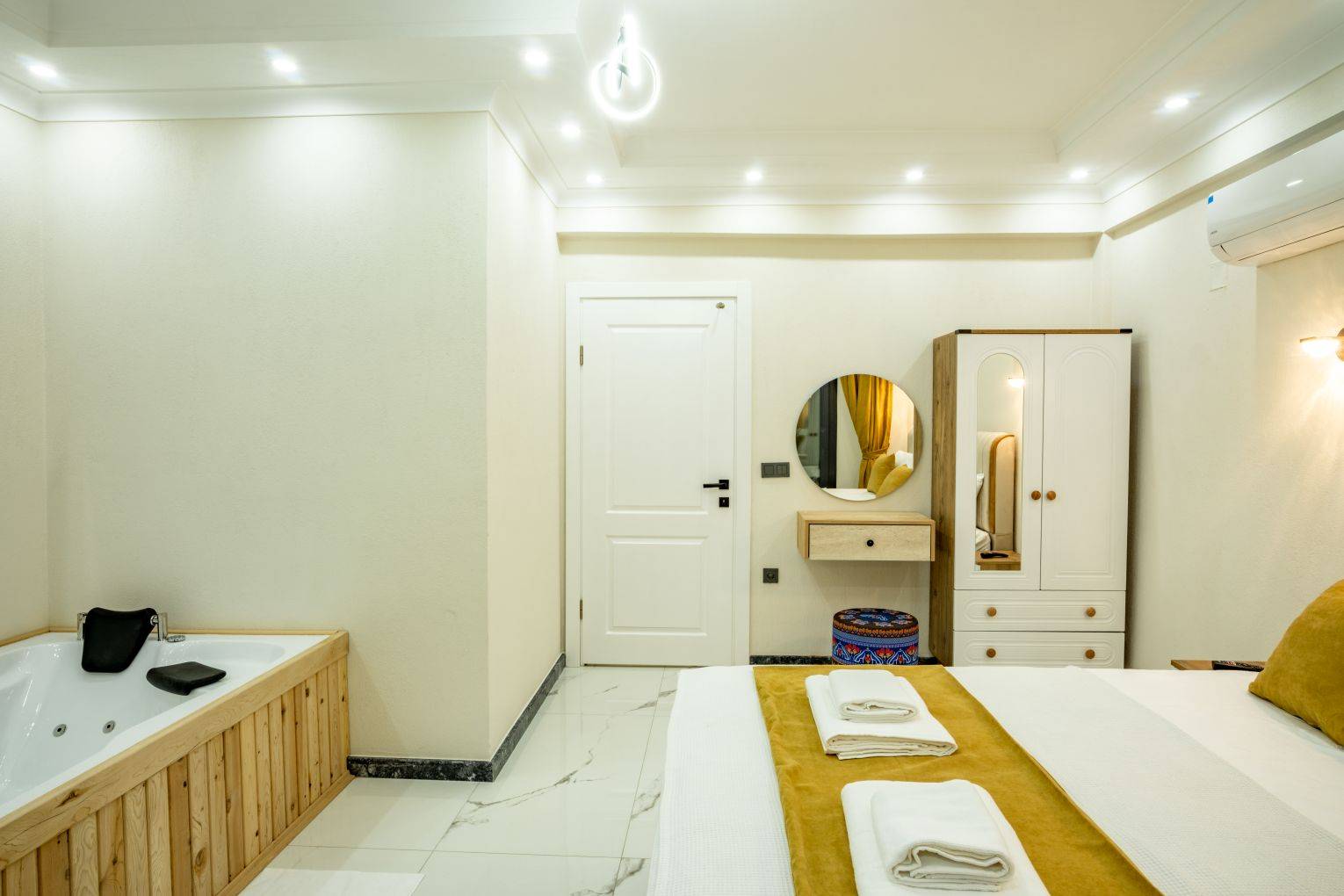 Seydikemer Gerişburnu'nda Doğa İçerisinde, Özel Havuzlu, Jakuzili Villa