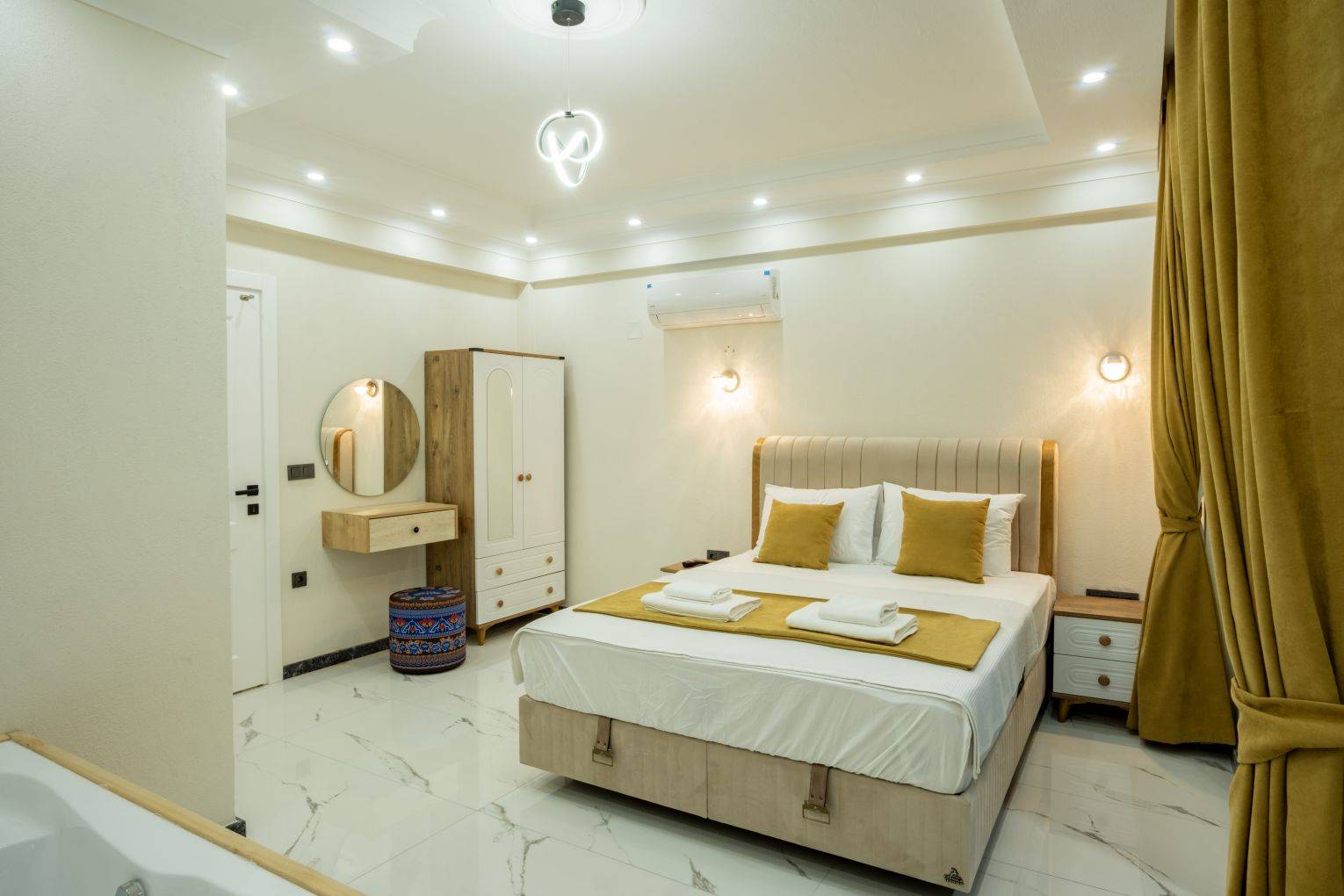 Seydikemer Gerişburnu'nda Doğa İçerisinde, Özel Havuzlu, Jakuzili Villa