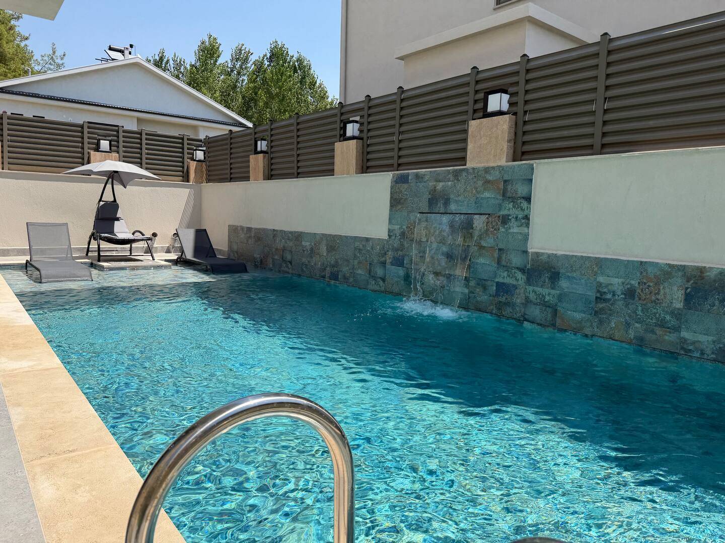 Seydikemer Gerişburnu'nda Geniş Bahçeli, Özel Havuzlu, Konforlu Villa