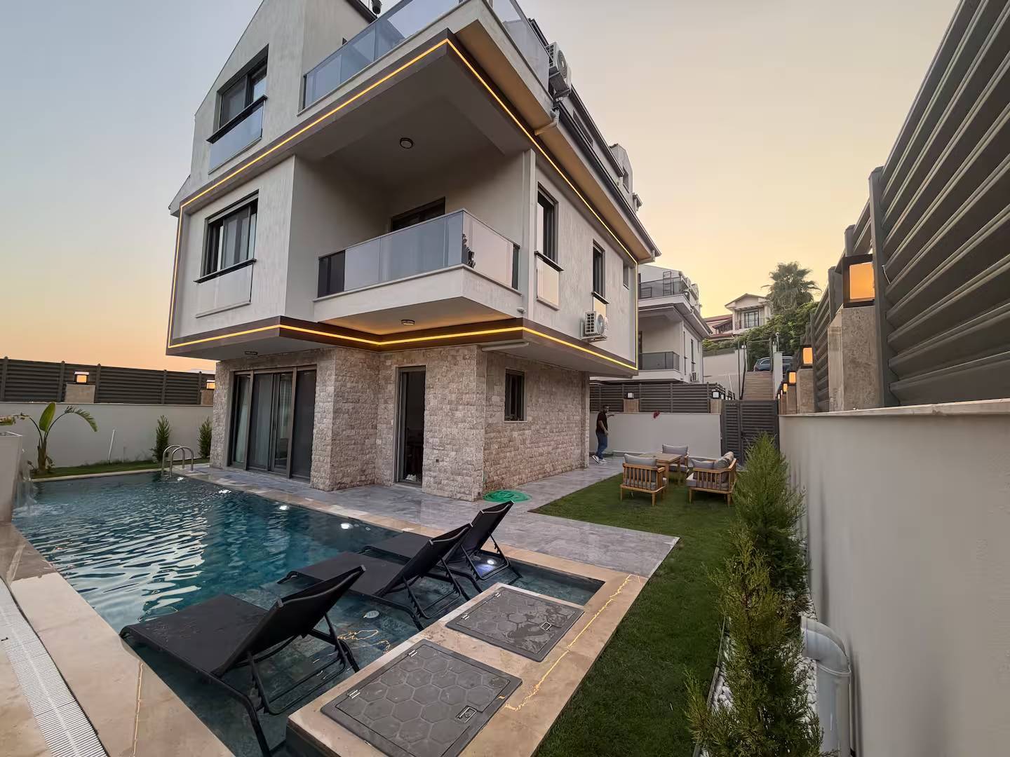 Seydikemer Gerişburnu'nda Modern Tasarımlı, Özel Havuzlu, Bahçeli Villa