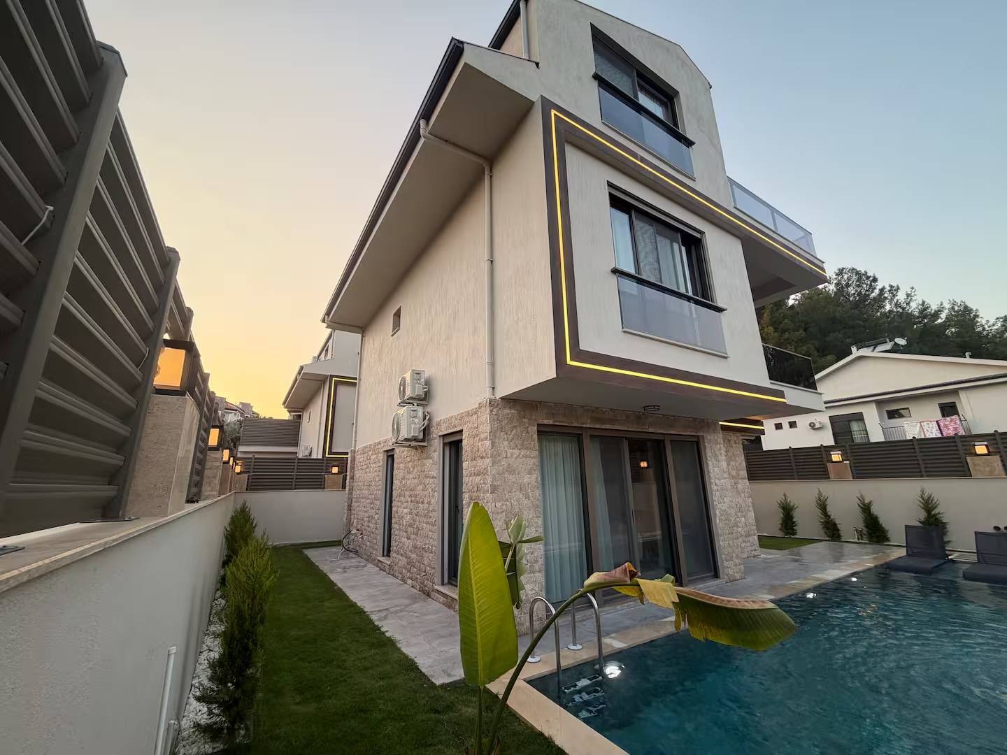 Seydikemer Gerişburnu'nda Modern Tasarımlı, Özel Havuzlu, Bahçeli Villa