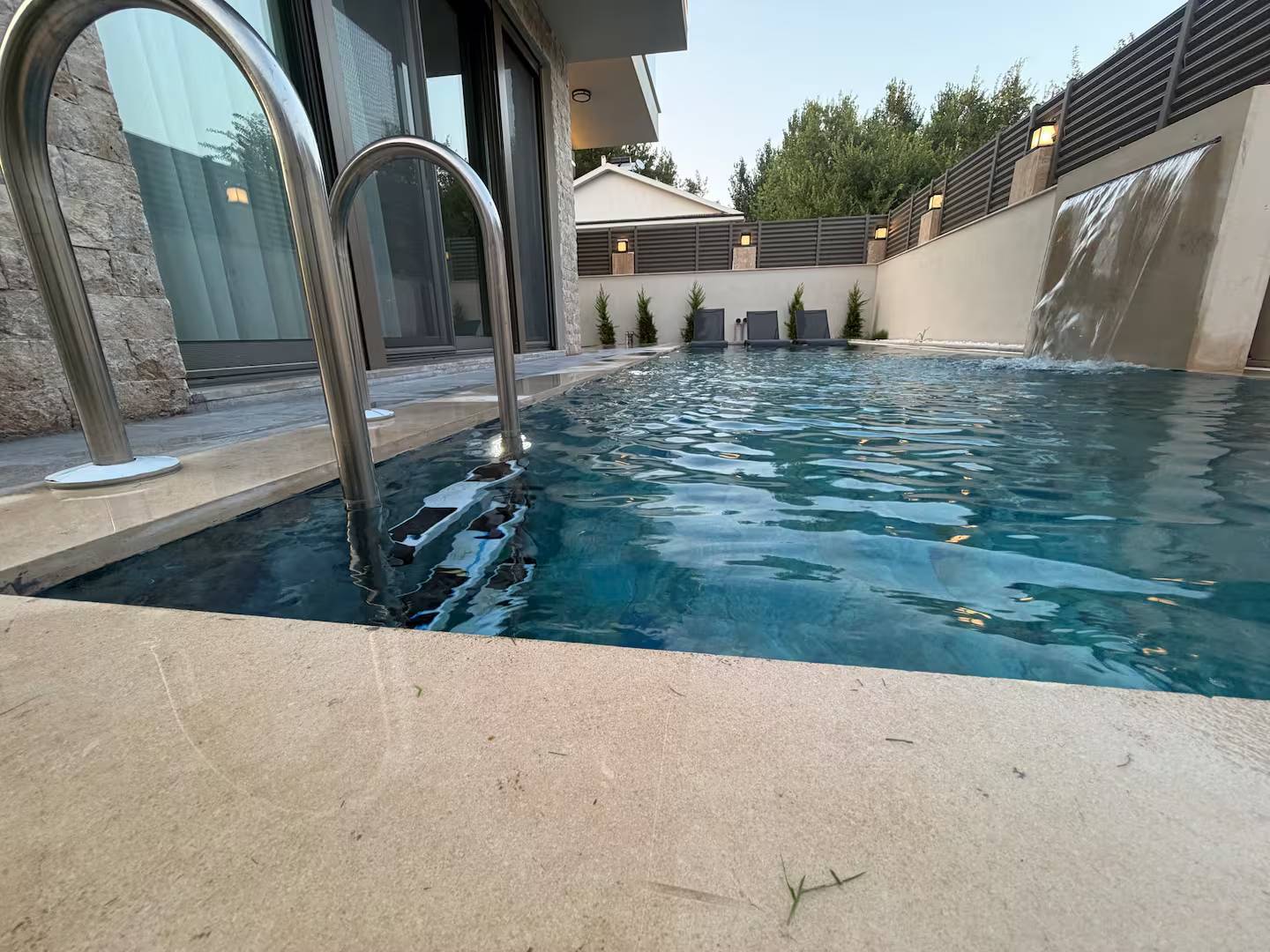 Seydikemer Gerişburnu'nda Modern Tasarımlı, Özel Havuzlu, Bahçeli Villa