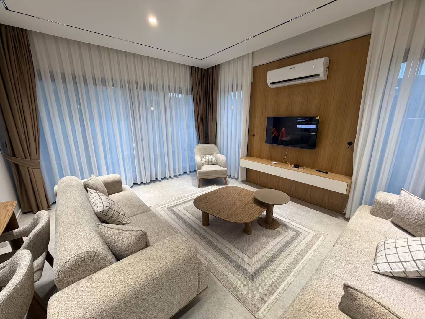 Seydikemer Gerişburnu'nda Modern Tasarımlı, Özel Havuzlu, Bahçeli Villa