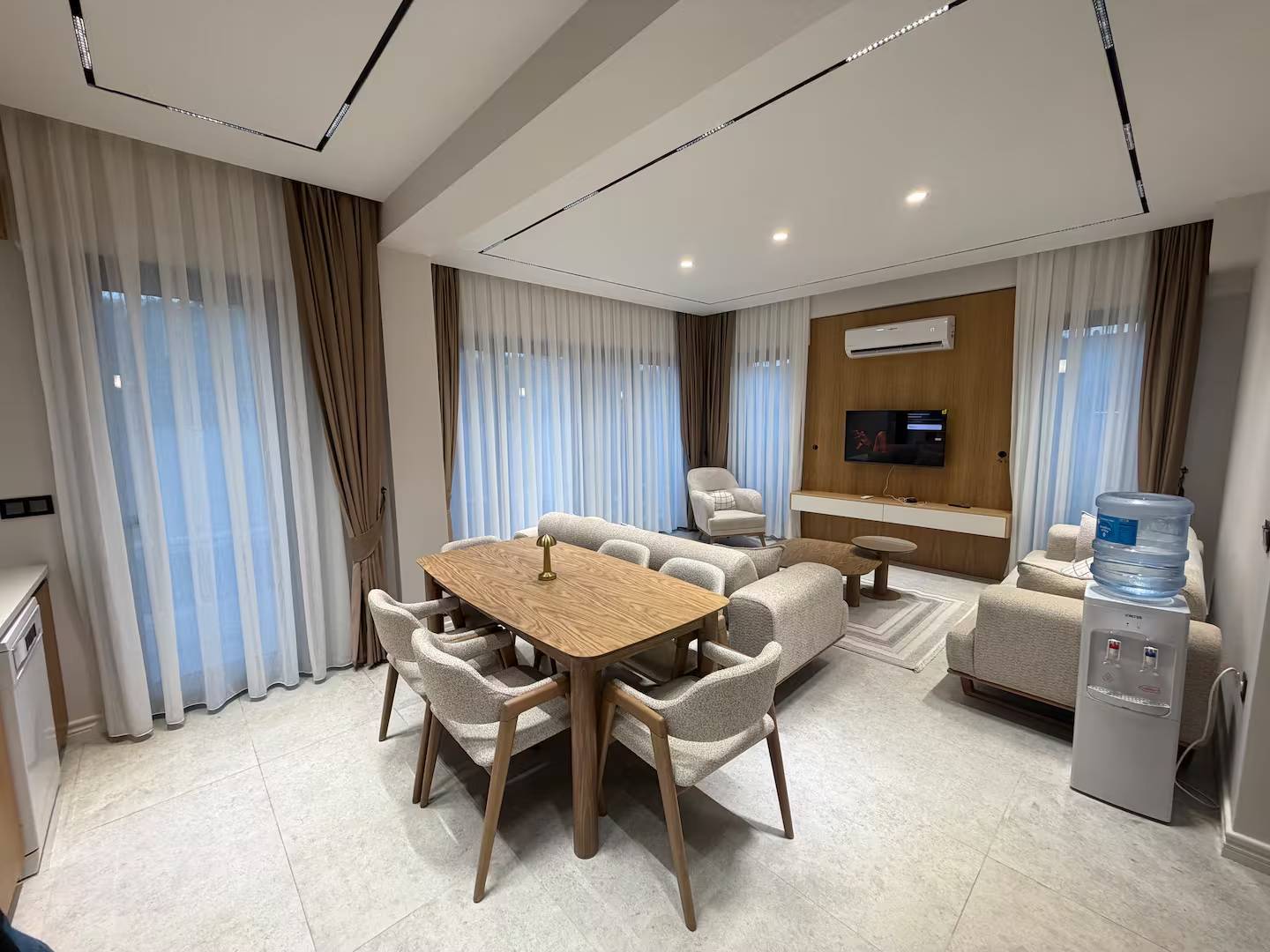 Seydikemer Gerişburnu'nda Modern Tasarımlı, Özel Havuzlu, Bahçeli Villa
