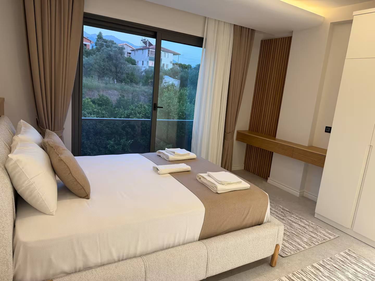 Seydikemer Gerişburnu'nda Modern Tasarımlı, Özel Havuzlu, Bahçeli Villa
