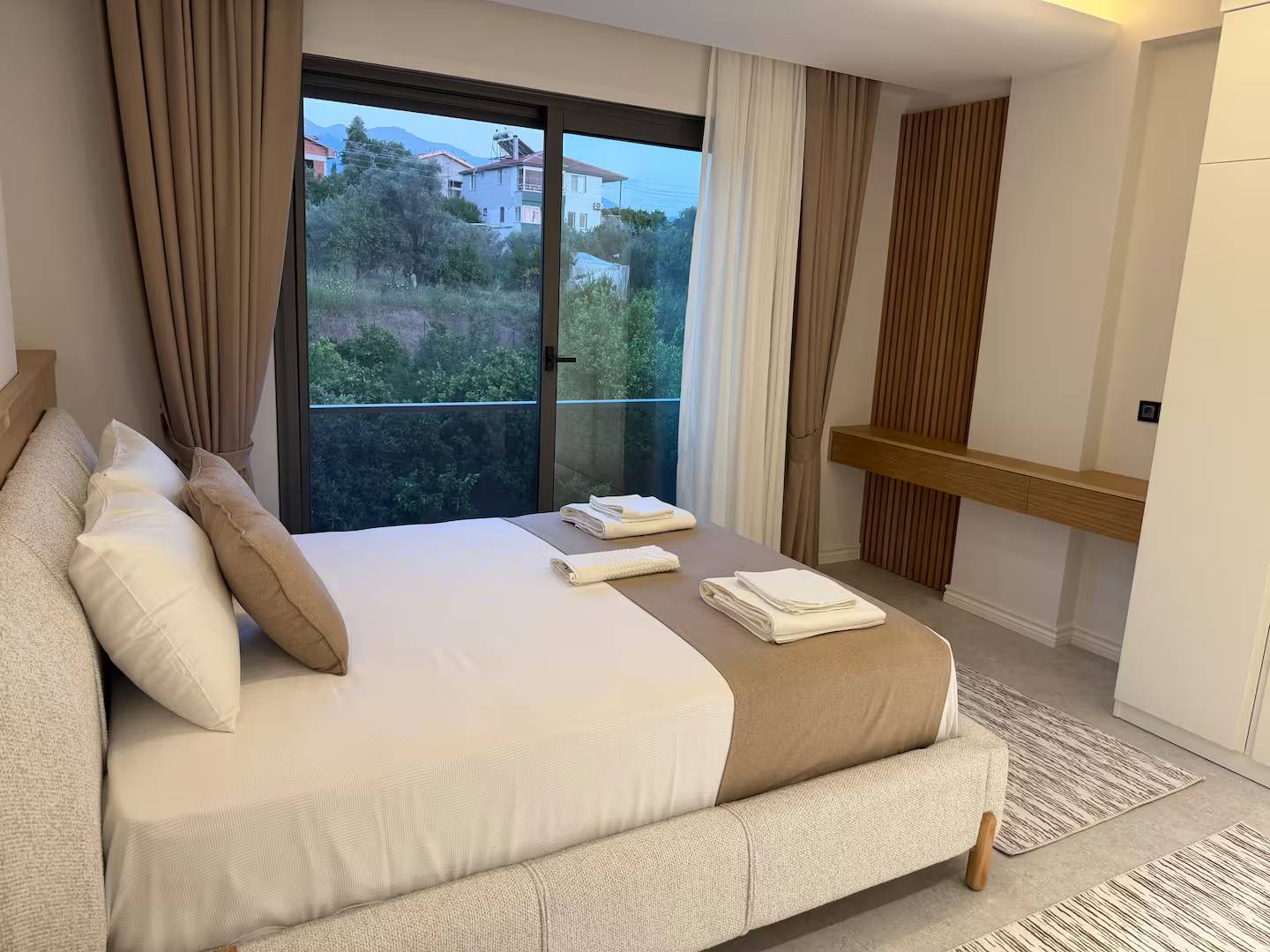 Seydikemer Gerişburnu'nda Modern Tasarımlı, Özel Havuzlu, Bahçeli Villa