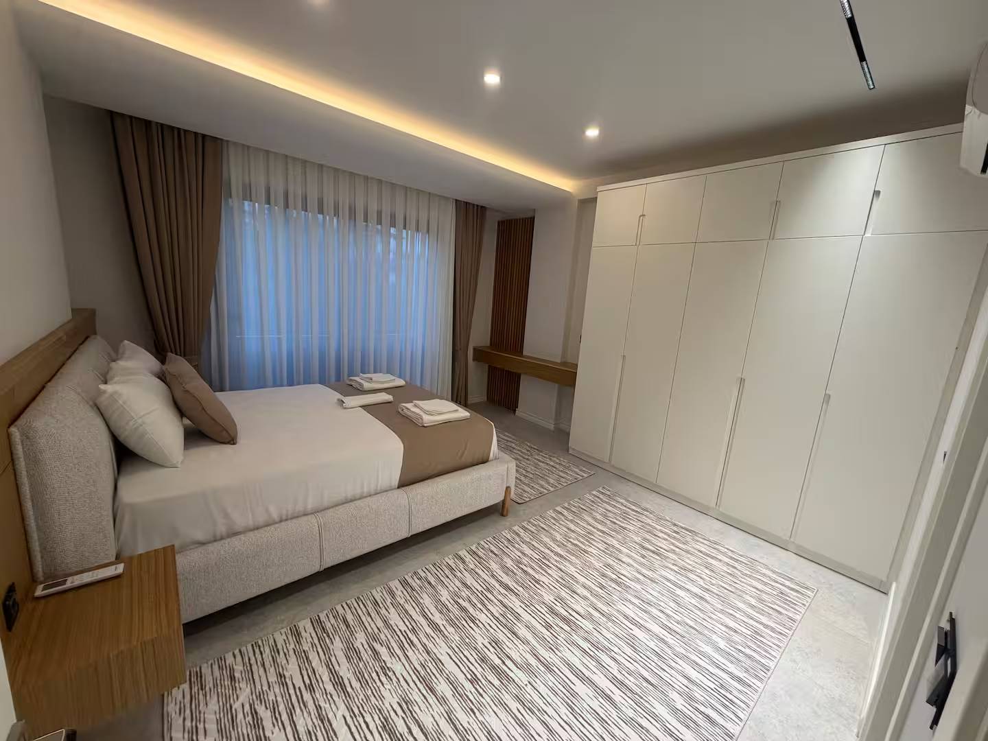 Seydikemer Gerişburnu'nda Modern Tasarımlı, Özel Havuzlu, Bahçeli Villa