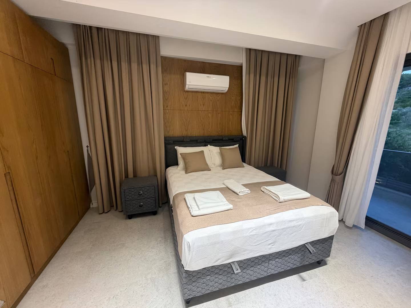 Seydikemer Gerişburnu'nda Modern Tasarımlı, Özel Havuzlu, Bahçeli Villa