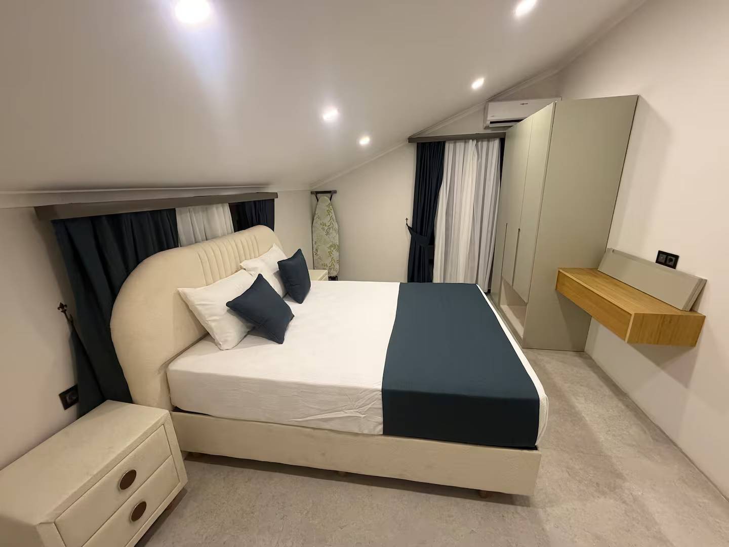 Seydikemer Gerişburnu'nda Modern Tasarımlı, Özel Havuzlu, Bahçeli Villa