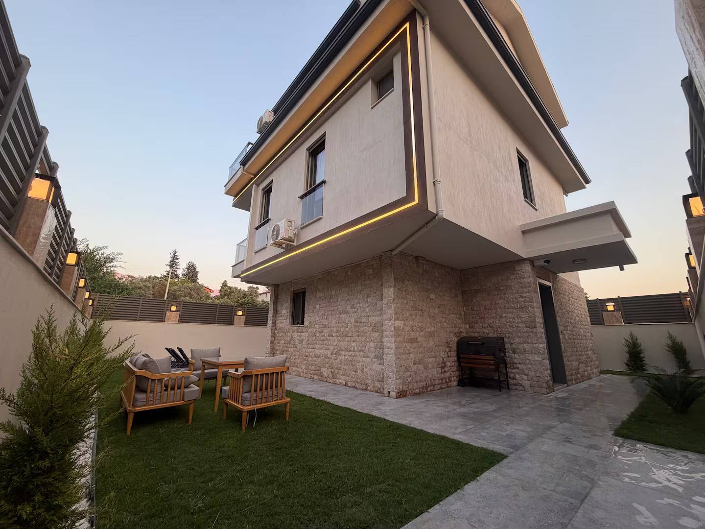 Seydikemer Gerişburnu'nda Modern Tasarımlı, Özel Havuzlu, Bahçeli Villa
