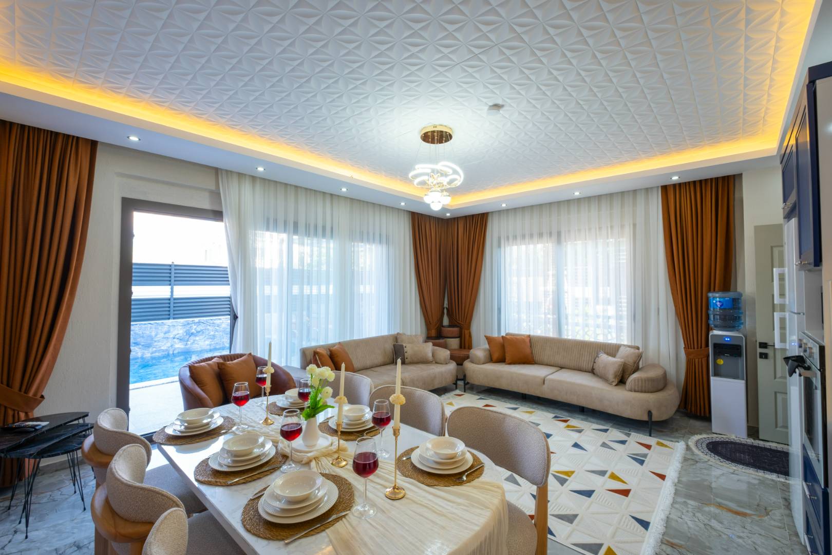 Seydikemer Gerişburnu'nda Modern Tasarımlı, Özel Havuzlu, İkiz Villa