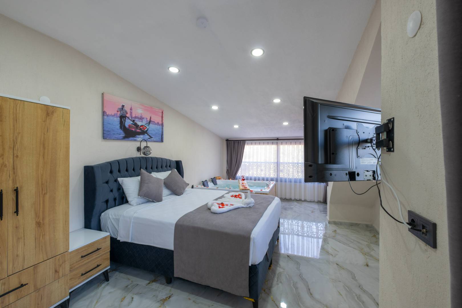 Seydikemer Gerişburnu'nda Modern Tasarımlı, Özel Havuzlu, İkiz Villa