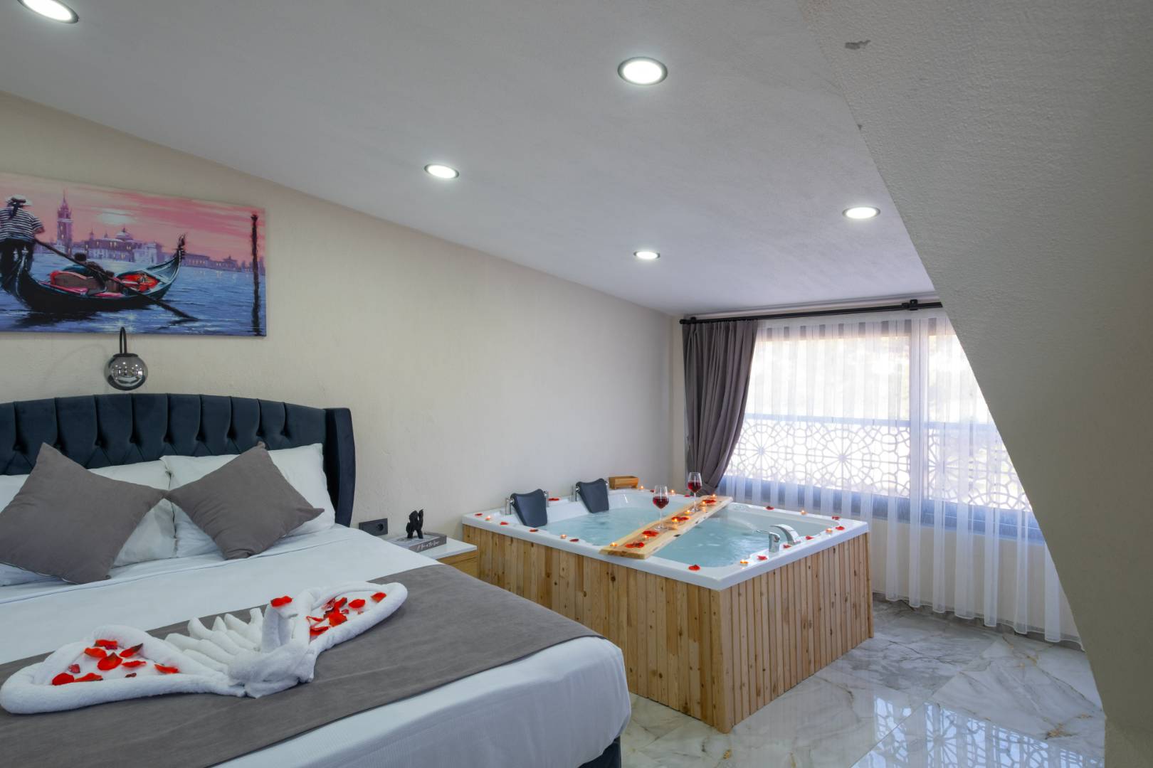 Seydikemer Gerişburnu'nda Modern Tasarımlı, Özel Havuzlu, İkiz Villa