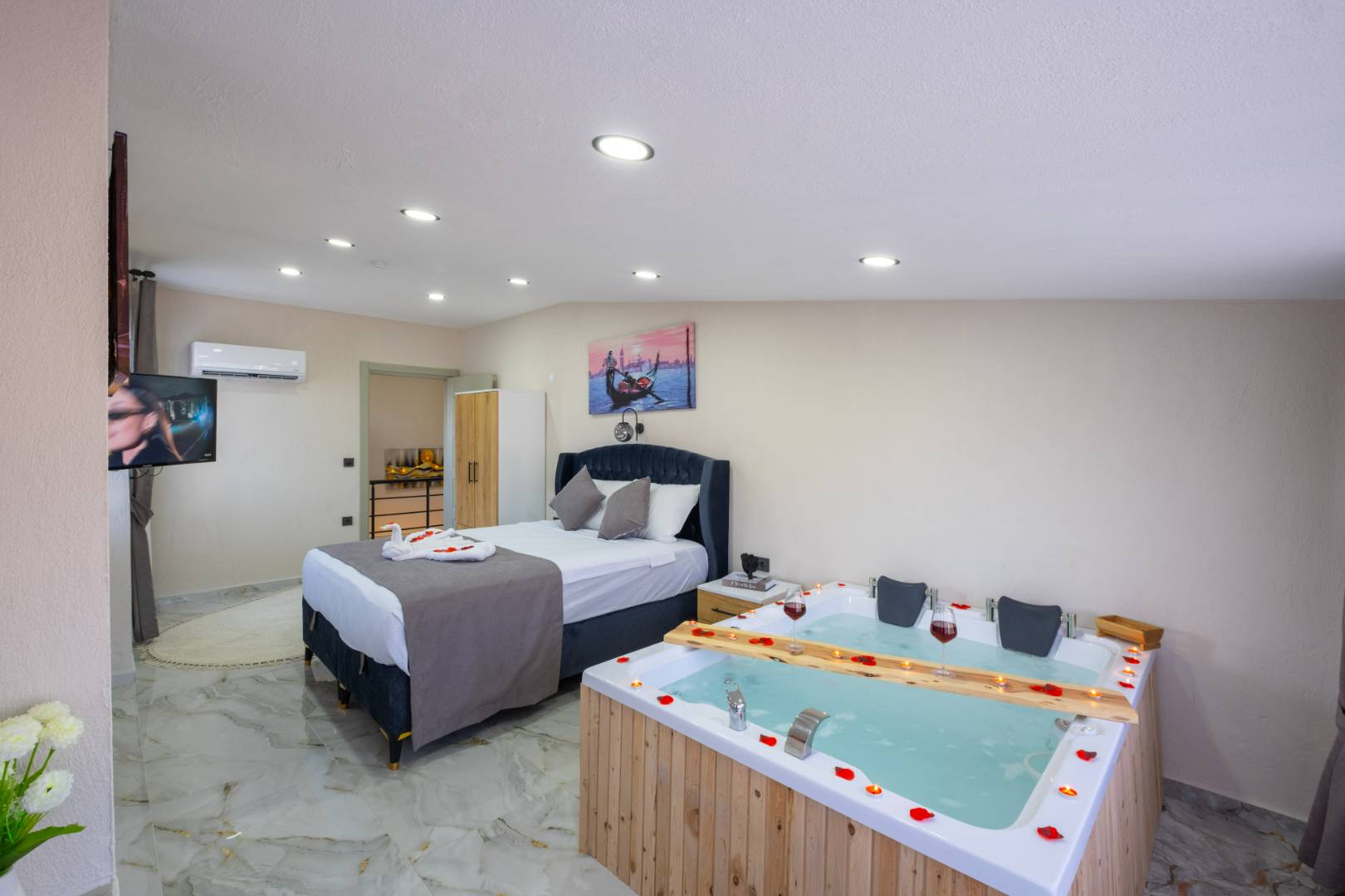 Seydikemer Gerişburnu'nda Modern Tasarımlı, Özel Havuzlu, İkiz Villa