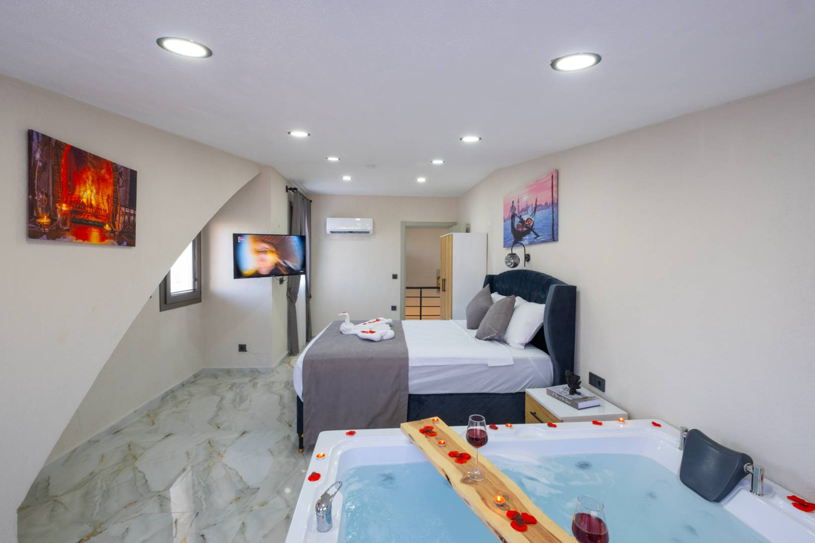 Seydikemer Gerişburnu'nda Modern Tasarımlı, Özel Havuzlu, İkiz Villa