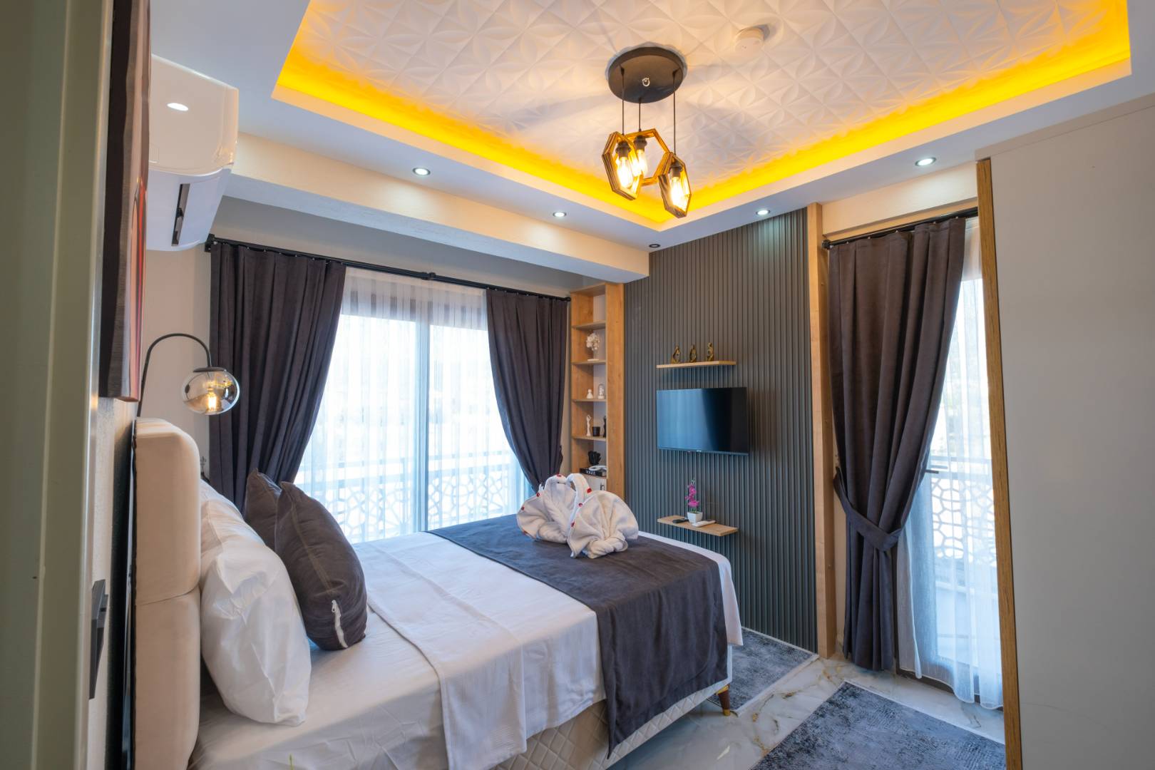 Seydikemer Gerişburnu'nda Modern Tasarımlı, Özel Havuzlu, İkiz Villa