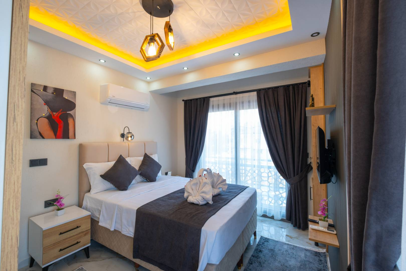 Seydikemer Gerişburnu'nda Modern Tasarımlı, Özel Havuzlu, İkiz Villa