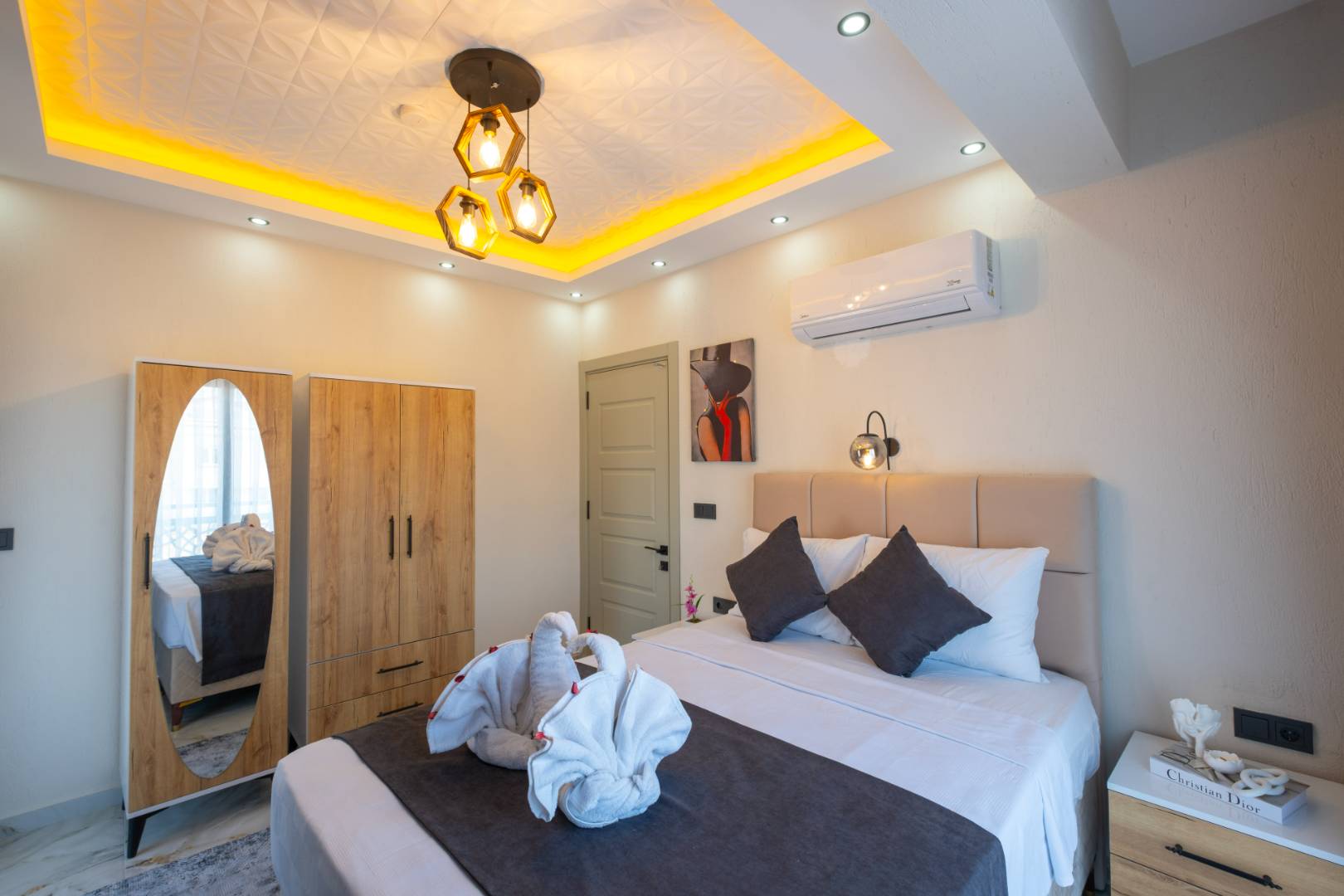 Seydikemer Gerişburnu'nda Modern Tasarımlı, Özel Havuzlu, İkiz Villa